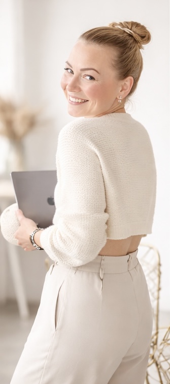 Stillberaterin steht im Raum mit Laptop Schlafberatung